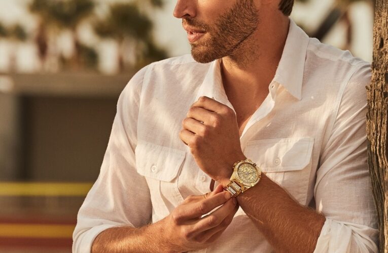Dodatki męskie w postaci złotych zegarków i biżuterii – czy warto je mieć na ręku?